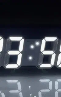 ساعت دیجیتال روی میز برقی