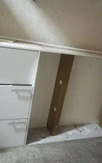 کانتر وکمد پشت سر چراغ دار