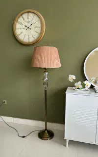 آباژور ایستاده
