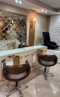 مدل خانم جهت اصلاح مو رایگان توسط ارایشگر خانم