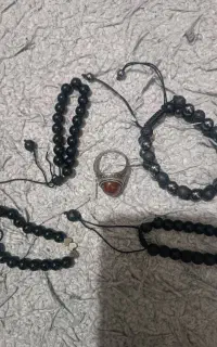 چند دستبند و یک انگشتر