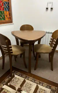 میز و صندلی چوبی ۳ نفره، بسیار تمیز و سالم