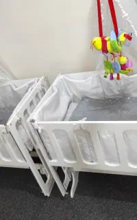 تخت کنار مادر