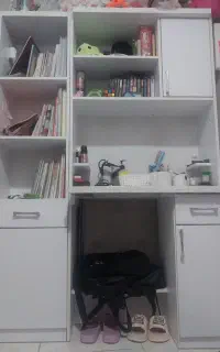 میز و کتابخانه