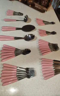 سرویس قاشق و چنگال‌ صورتی سرامیکی