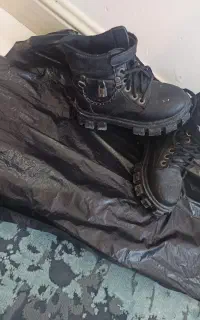 تعدادی کفش ولباس.