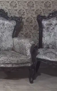 مبل سلطنتی در حد نو با کاور و میز عسلی