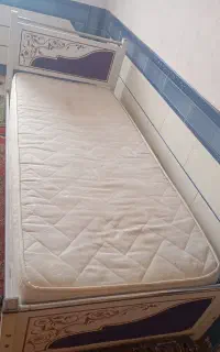تخت یکنفره سالم و تمیز با تشک