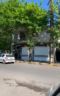 مغازه دو بر دور میدان جمهوری