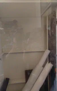 کابینت درب شیشه سالم و گلدان و سه پایه چوبی گلدان