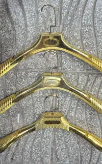 چوب لباسی طلایی