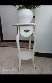 میز تلفن و گلدان هر دو درحد نو