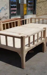 تخت و نیمکت چوبی