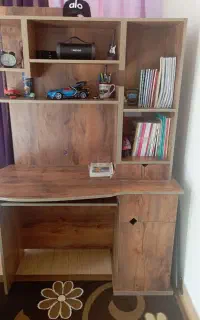 میز کامپیوتر و کتابخانه