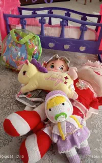 تعدادی اسباب بازی دخترانه