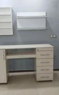 میز ناخن کار و باکس و صندلی