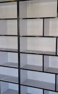 قفسه دیواری  در حد نو و میز پذیرش