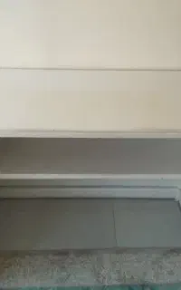 میز تحریر و کامپیوتر بزرگ