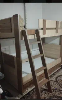 تخت دوطبقه جوان و بزرگسال