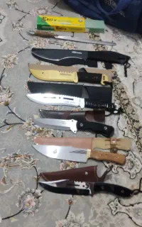 تعدادی چاقو شکاری و کلکسیونی