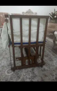 تخت کودک کنار مادر