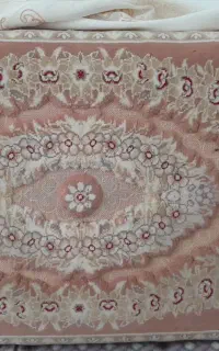 یک جفت پشتی گل برجسته ۱۸۰۰
