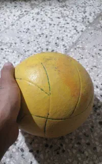 توپ  بسکتبال و سالن فوتسال