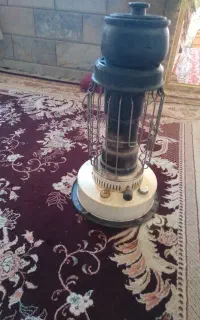 چراغ نفتی قدیمی و هرکره سنگی قدیمی