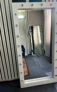 آینه دور لامپ