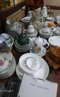 ظرفهای گلسرخی و قدیمی