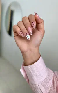 خدمات کاشت ناخن و آموزش