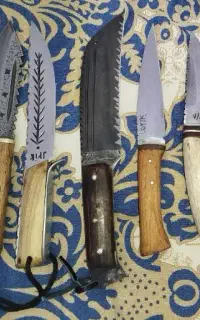 چند عدد چاقوی شکاری