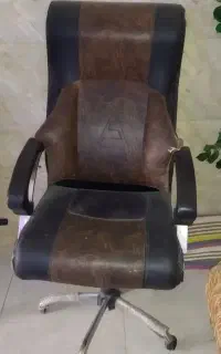 یک صندلی اداری درحد نو نیاز به یک عدد چرخ