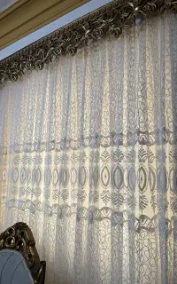 پرده همراه با کتیبه و میل پرده