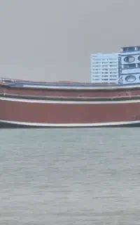 لنج در حال بارگیری