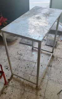 میز کار سبک با رویه گالوانیزه