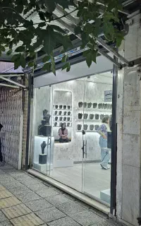 یک باب مغازه در پر رفت و آمدترین نقطه شهر