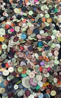 تعدادی دکمه لباس