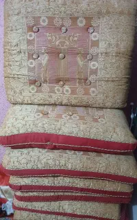 پشتی کاملا سالم و تمیز