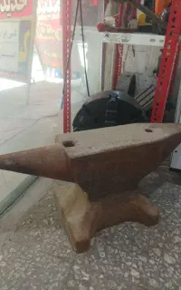 سندان آمریکایی و گیره کوچک و ابزار تراشکاری