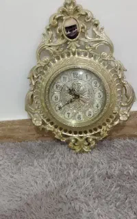 ساعت دیواری طلایی