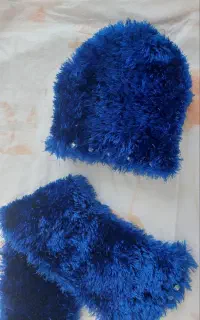 کلاه و شال گردن و شلوار لی