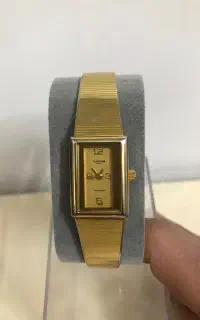 ساعت لاروس بند فلزی طلایی