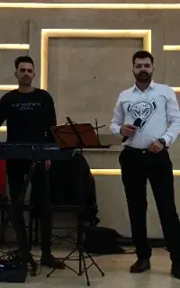 خواننده و نوازنده ارکستر