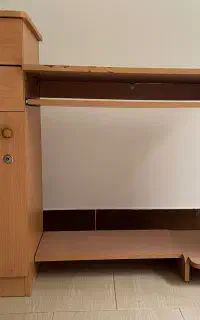 میز تحریر و کامپیوتر