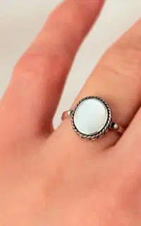انگشتر نقره مدل نگین سفید نماد شکوه زنانه
