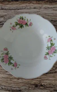 ظرف‌ چینی‌ گل‌ سرخ