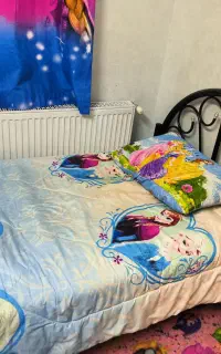 تخت و میز تحریر