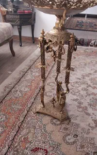میوه خوری ایستاده کنار سالنی