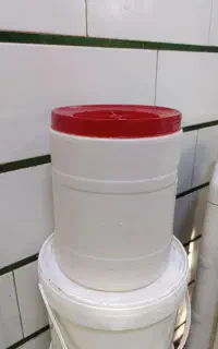 تعدادی ظرف ۱۰ کیلویی